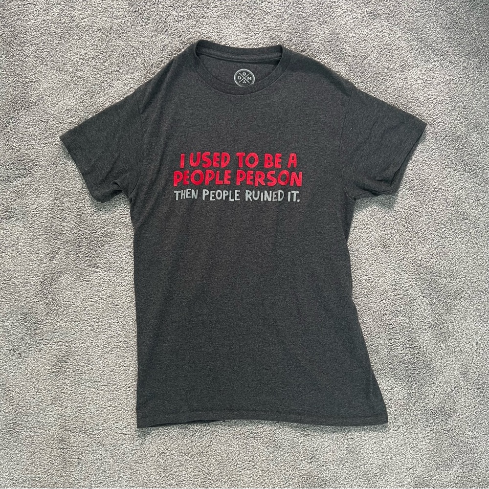 $10 Deals 🤝🔖 Dark grey short sleeve crewneck pullover with graphic size small